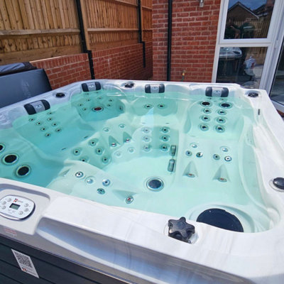 Fonteyn Passion Devotion Hot Tub for 5 People