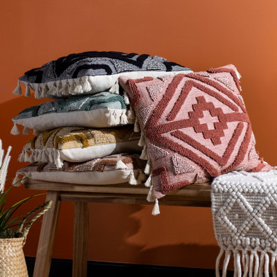 furn. Kalai Geometric Tufted Polyester Filled Cushion