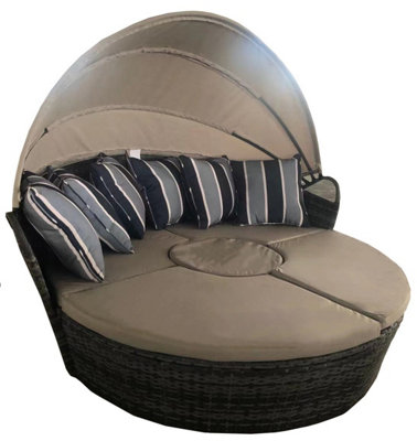 Round lounge deals chair cushions