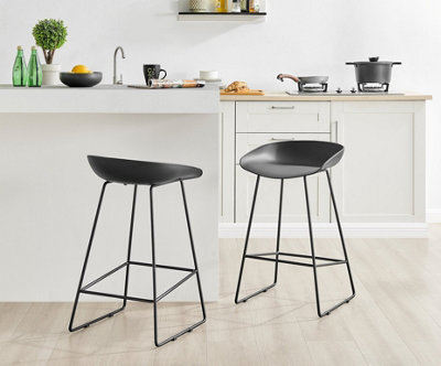 Black metal leg store bar stools