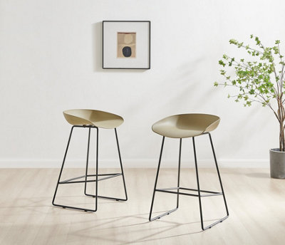 Furniturebox Set of 2 Harper Taupe Scandinavian Inspired Molded Plastic Bar Stools With Black Metal Legs