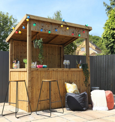 DIY garden bar with stylish design, perfect for entertaining guests and enhancing outdoor gatherings.