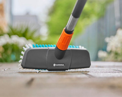 Gardena Cleansystem Handle Brush Hard Large Patio Path Cleaning 28cm
