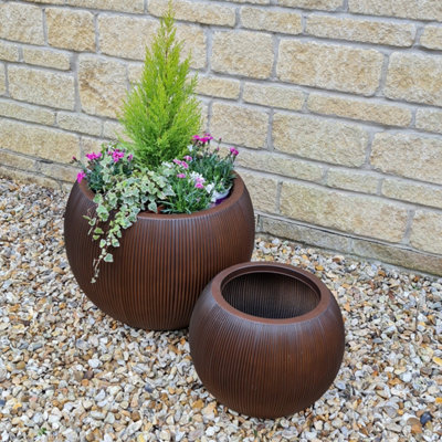 Gardening Naturally Ridged Ball Lite Plant Pot Cedar Brown Medium 37cm