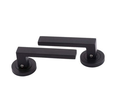 Golden Grace 1 Pair of Delta Door Handles On Round Rose in Stunning Matte Black Finish Complete with Fixing Screws
