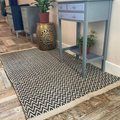 Greta Soft Bedroom Rug Grey Dark Herringbone Pattern / 90 cm x 150 cm
