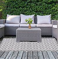 Grey and White Geometric Lightweight Outdoor Rug, 120cmx180cm (4ftx6ft)