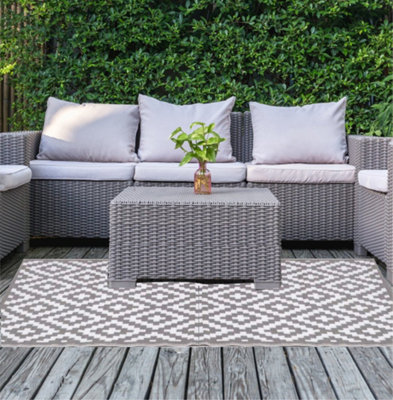 Grey and White Geometric Lightweight Outdoor Rug, 90cmx150cm (3ftx5ft)