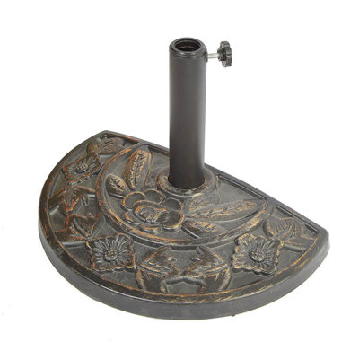 Half parasol base with embossed brass look. Weighs 9kg, made of all-weather polyethylene over concrete. Fits 38-48mm poles.