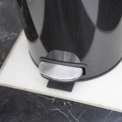 Harbour Housewares 2pc Round Stainless Steel Pedal Bin & Toilet Brush Set - 5L - Black - 6