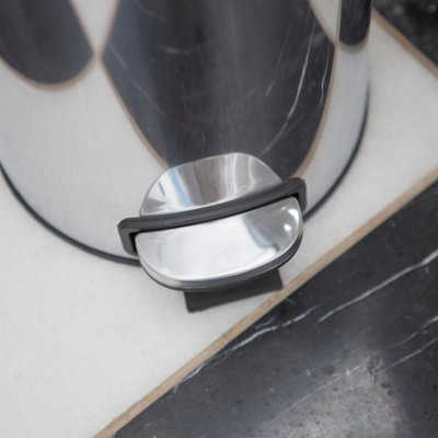 Harbour Housewares 2pc Round Stainless Steel Pedal Bin & Toilet Brush Set - 5L - Chrome - 6