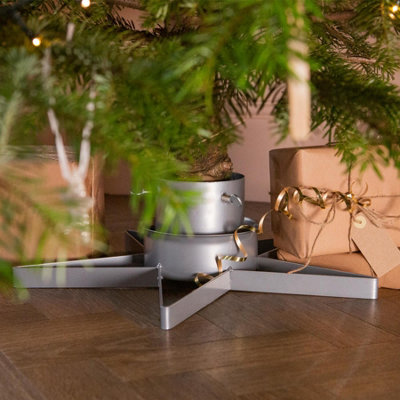Harbour Housewares - Metal Star Christmas Tree Stand - Silver - 6