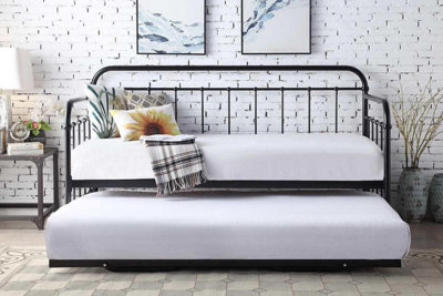 Black daybed with pop deals up trundle