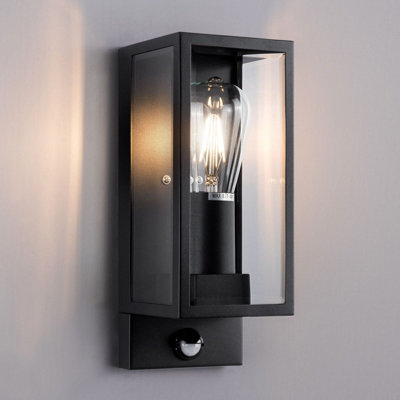 Motion detector deals wall light