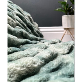 Home Curtains Aspen Faux Fur Super Soft Throw/Blanket 130x150cm Green