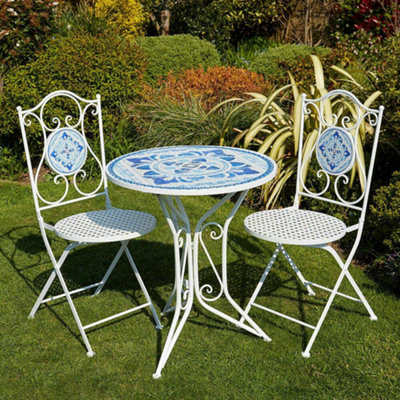 White outdoor bistro deals chairs