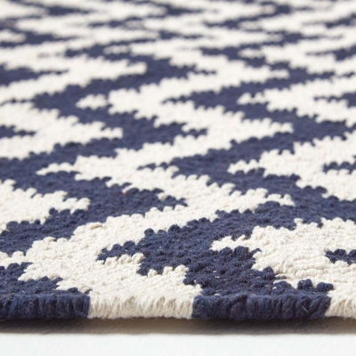 Homescapes Casablanca Handwoven Zig Zag Pattern Dark Blue and White 100 ...