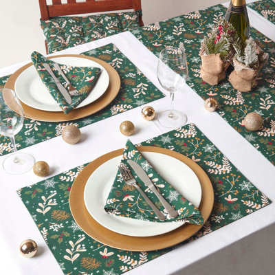 Homescapes Festive Forest 100% Cotton Green Christmas Tablecloth 137 x 178 cm