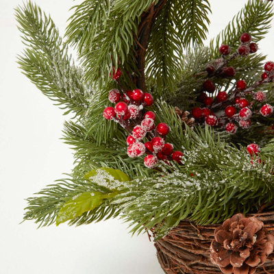 Homescapes Festive Wicker Basket Christmas Decoration with Green Fir, Berries and Pinecones