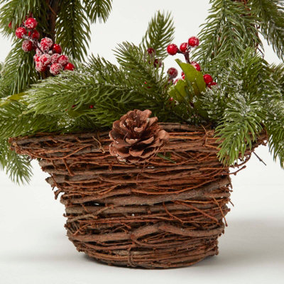 Homescapes Festive Wicker Basket Christmas Decoration with Green Fir, Berries and Pinecones