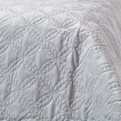 Homescapes Luxury Grey Quilted Velvet Bedspread Geometric Pattern 'Eternity Ring' Throw, 200 x 200 cm