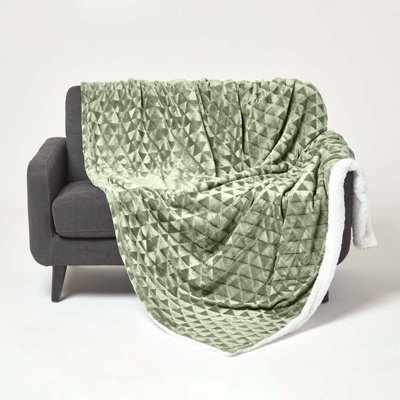 Homescapes Sage Green Geometric Triangle Velvet Throw 160 x 200 cm DIY at B Q