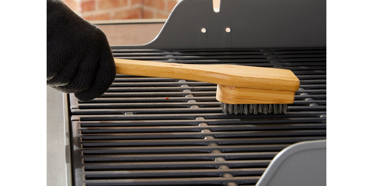 How to clean a barbecue Cleaning a BBQ B&Q