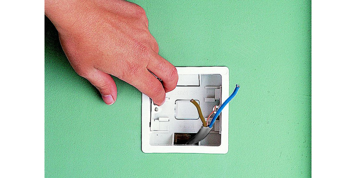 Fitting a deals socket in plasterboard