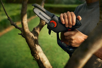 Husqvarna Aspire P5-P4A Pruning Saw c/w 2.5Ah Battery & Charger