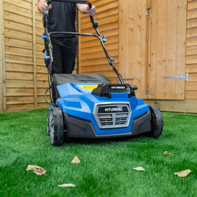 Hyundai Artificial Grass Lawn Sweeper Brush 2x 20V (40V) 380mm Working Width, Brushless Motor, 4Ah Li-ion Batteries  HY2197