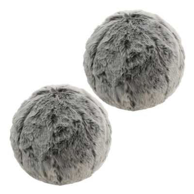 Round faux 2025 fur cushion