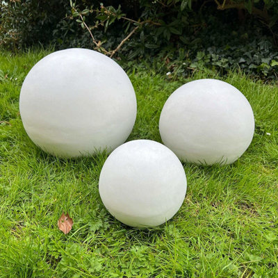 IDEALIST Concrete Effect White Washed Outdoor Garden Decorative Ball D22 H20 cm