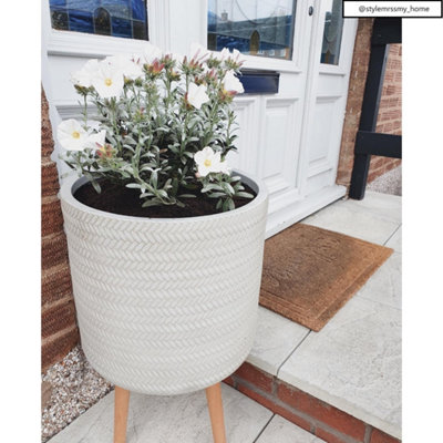 IDEALIST™ (Dia) 26cm White Reinforced Stone Flower Pot, Plaited Cylinder Planter on Wooden Legs, Indoor Plant Pot D26 H46 cm, 17L