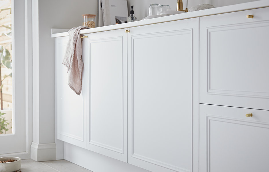 Artemisia matt white moulded curve | Fitted kitchens | DIY at B&Q