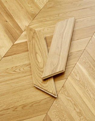Impero Chevron - Natural Lacquered 15mm Engineered Wood Flooring. 1.69m² Pack