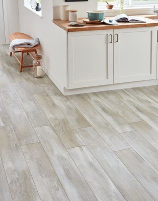 Impero Verona - Champagne Oak 8mm Laminate Flooring. 2.13m² Pack Price Comparisons | Compare The Build