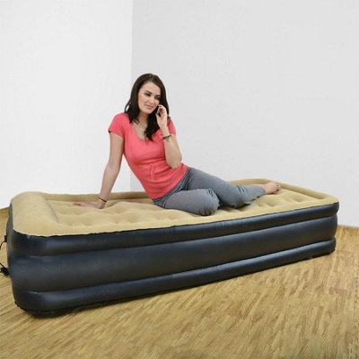 Raised double outlet airbed