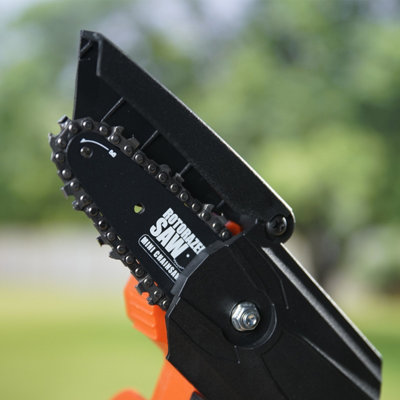 Lightweight battery powered discount chainsaw