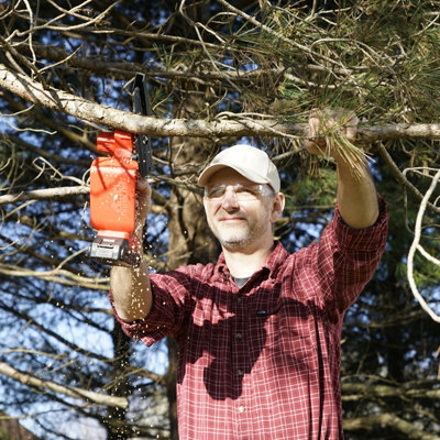 Lightweight battery powered discount chainsaw