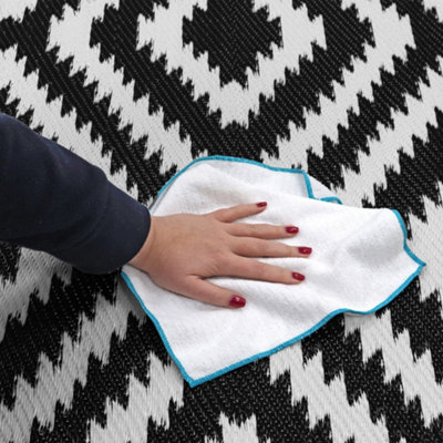 JVL Lightweight Reversible Plastic Woven Outdoor Rug, 133x190cm, Aztec