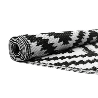 JVL Lightweight Reversible Plastic Woven Outdoor Rug, 133x190cm, Aztec