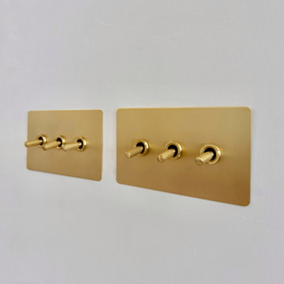 KEPLER 3G Two Way Knurled Toggle Switch - Brass