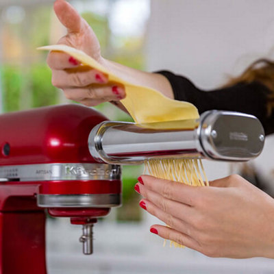 Pasta sheet outlet roller