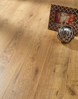 KronoSwiss Amazone Narrow - Dezent Oak 10mm Laminate Flooring. 1.3m² Pack