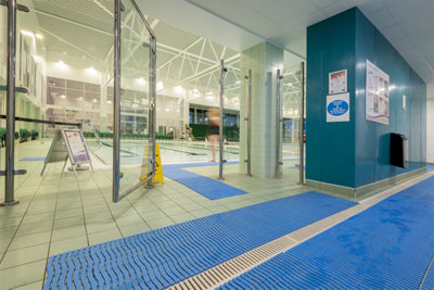Kumfi Step Duckboard Swimming Pool Walkway Anti-Slip Matting - 60cm x 15m Blue