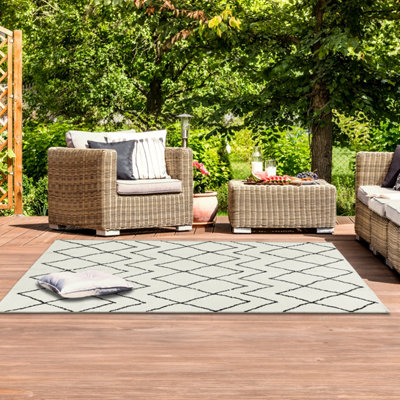 Large Garden Outdoor Rug For Patio, Black & Cream Chevron Waterproof Garden Rug 160 x 230cm