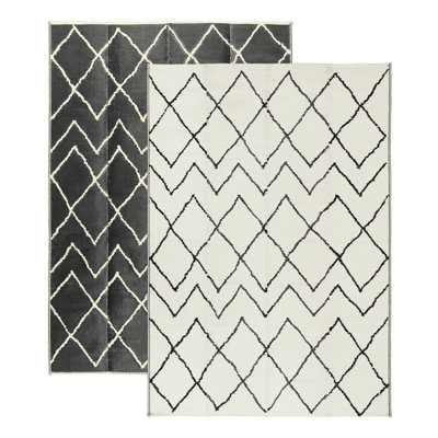Large Garden Outdoor Rug For Patio, Black & Cream Chevron Waterproof Garden Rug 160 x 230cm