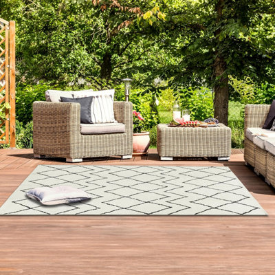 Large Garden Outdoor Rug For Patio, Black & Cream Chevron Waterproof Garden Rug 160 x 230cm