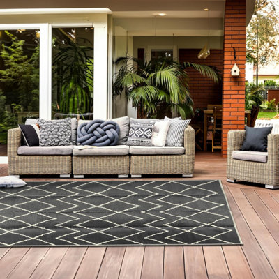 Large Garden Outdoor Rug For Patio, Black & Cream Chevron Waterproof Garden Rug 160 x 230cm