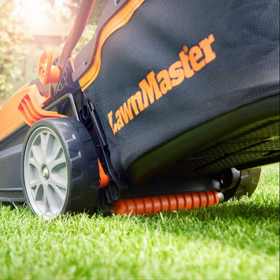 Electric lawnmower with online roller